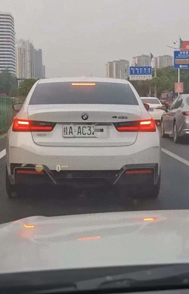 新能源车牌绿色变白色? 违规改色引关注