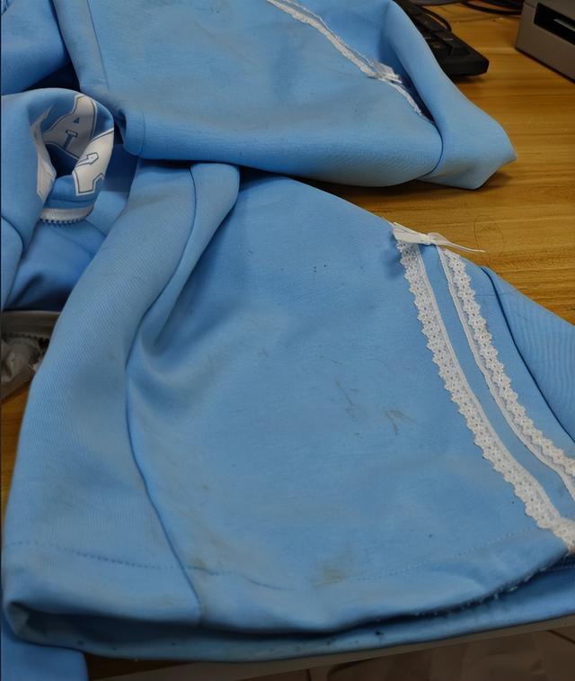 校方回应演出服遭学生家长集体退货 家长自发行为引发争议