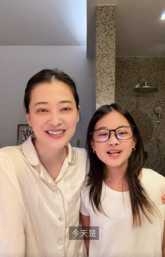 梅婷12岁女儿快快近照 母女温馨互动引羡慕