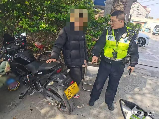 男子无证骑摩托还用胶带变造号牌 被警方查获