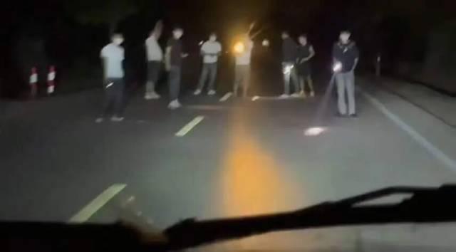 男子持手电筒国道拦车 广西通报 5名嫌疑人被刑拘