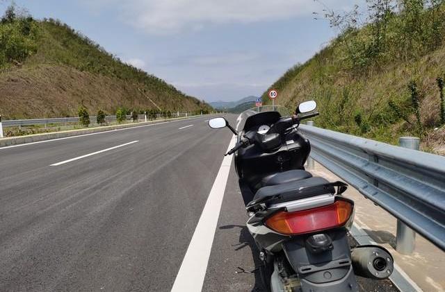 摩托车到底能不能上高速公路 自由与安全的博弈