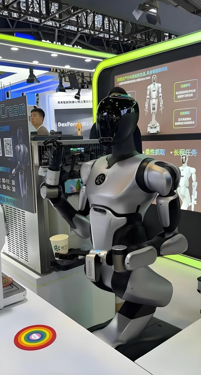 人形机器人替代人类进行平板电脑测试 具身AI工业化元年