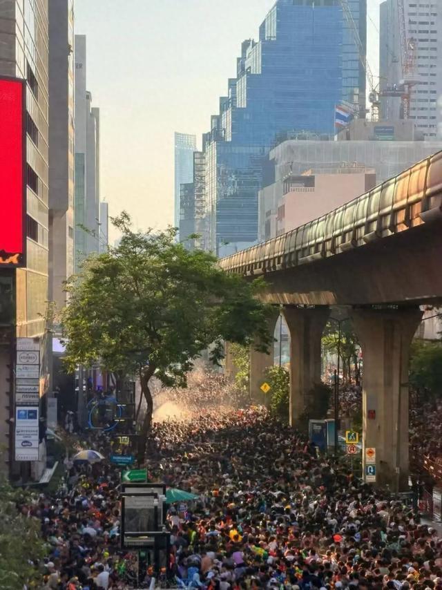 游客称泰国泼水节乱象几乎无人约束