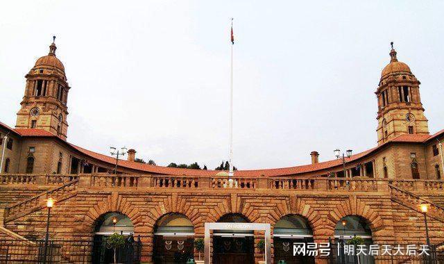 南非警察副局长受质询紧张冒汗，纸巾粘额头走红 反腐调查小插曲