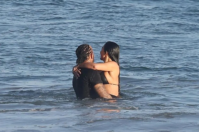 金·卡戴珊和汉密尔顿海边热吻被拍 甜蜜冲浪之旅大秀恩爱