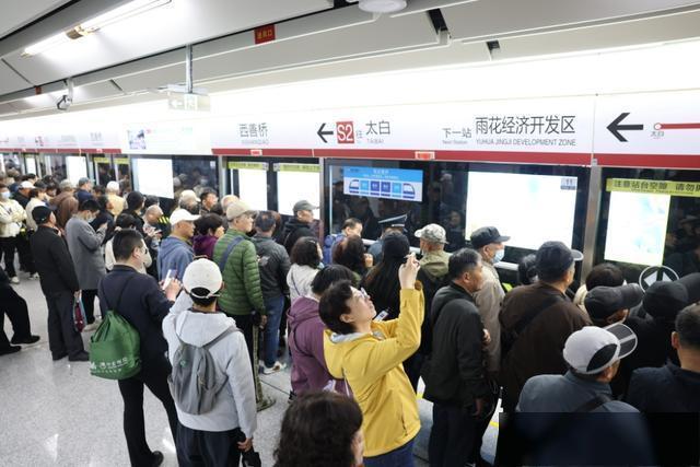 宁马线开通乘客等三趟车没挤上 首日体验热情高涨