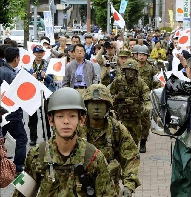 王牌坦克炸膛痛击自己人，高市无视连出阴招，悲剧或将继续上演
