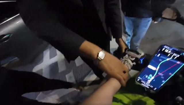 女摩托车主深夜遭3男子围堵骚扰