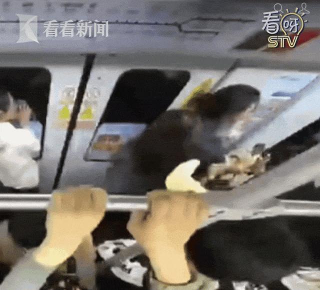 警方通报两人在地铁大打出手 因拥挤引发冲突