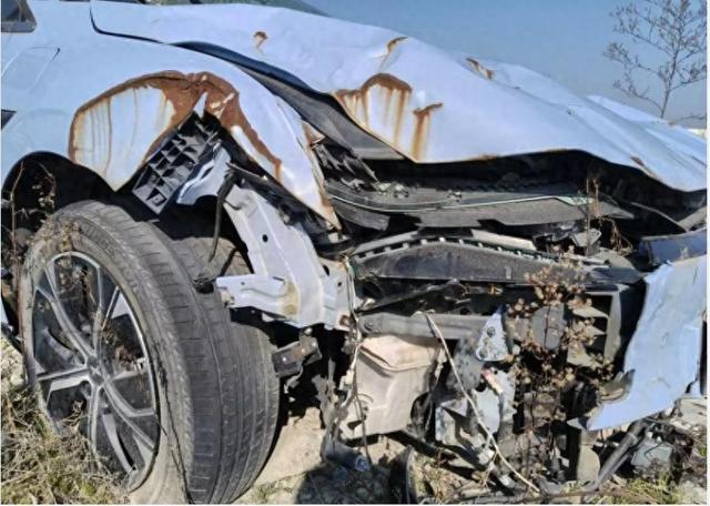 31人抢一辆严重受损的小鹏汽车