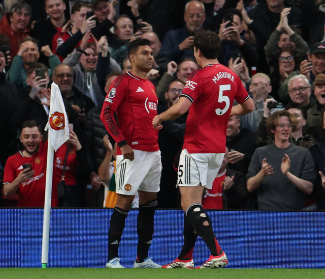 英超9球！34岁胖虎3次亲吻曼联队徽：7万人致敬 队友叹服 球迷呼唤再战一年