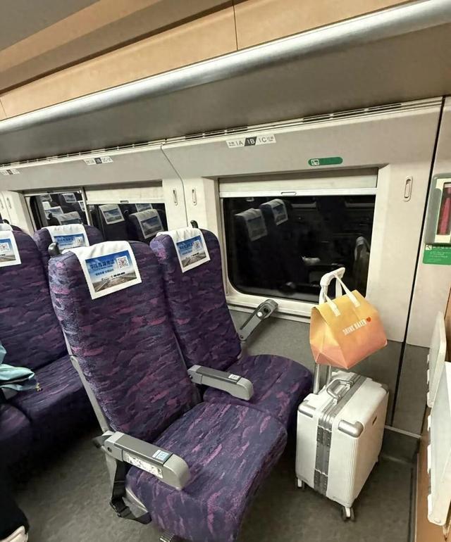 乘客买到高铁08车01C座上车懵了 座位布局引发热议