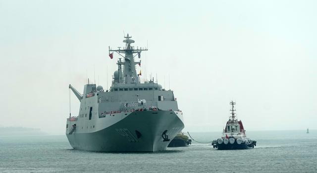 五指山舰驶离洋浦港 群众深情致敬 军民鱼水情深