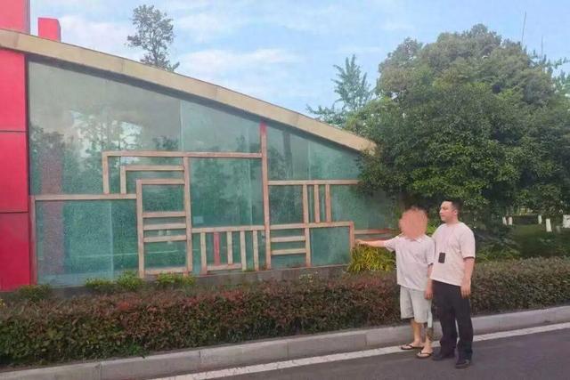 男子打碎下穿隧道35块钢化玻璃
