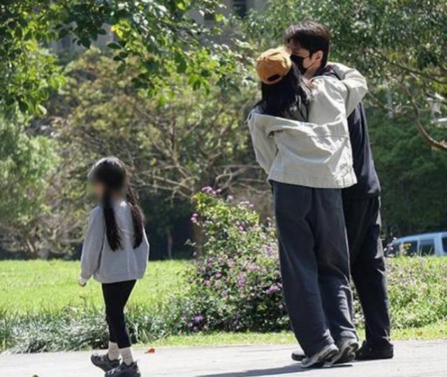 三亚偶遇赵又廷高圆圆牵手散播 甘好意思背影惹东谈主羡