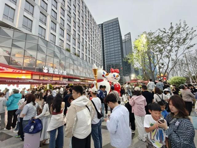 有人为吃蜜雪9元圣代碗排队5小时 五一现象级打卡地