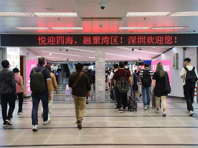 今年以来深圳罗湖口岸客流持续攀升 烟火气升腾见证湾区融合