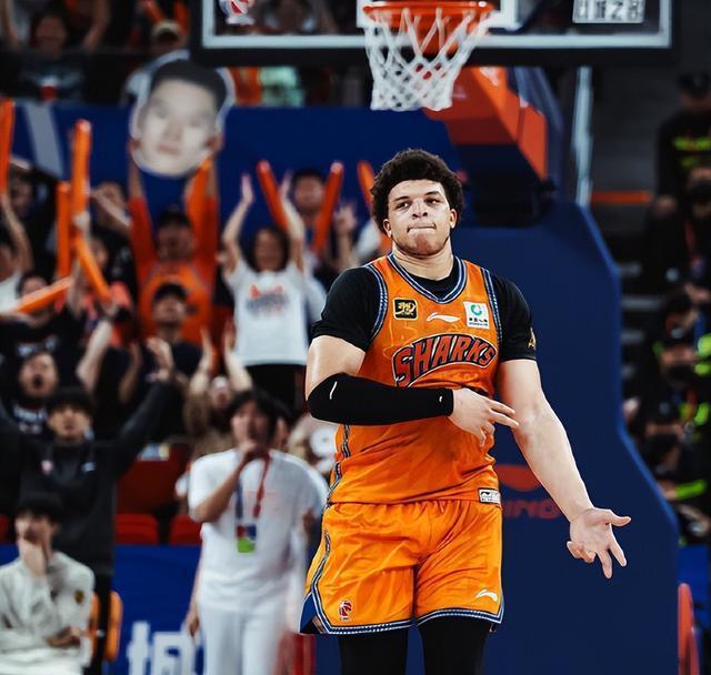 上海险胜1-0山东：怀特塞德23+9张镇麟14分 王哲林遭惊天骑扣：季后赛开门红