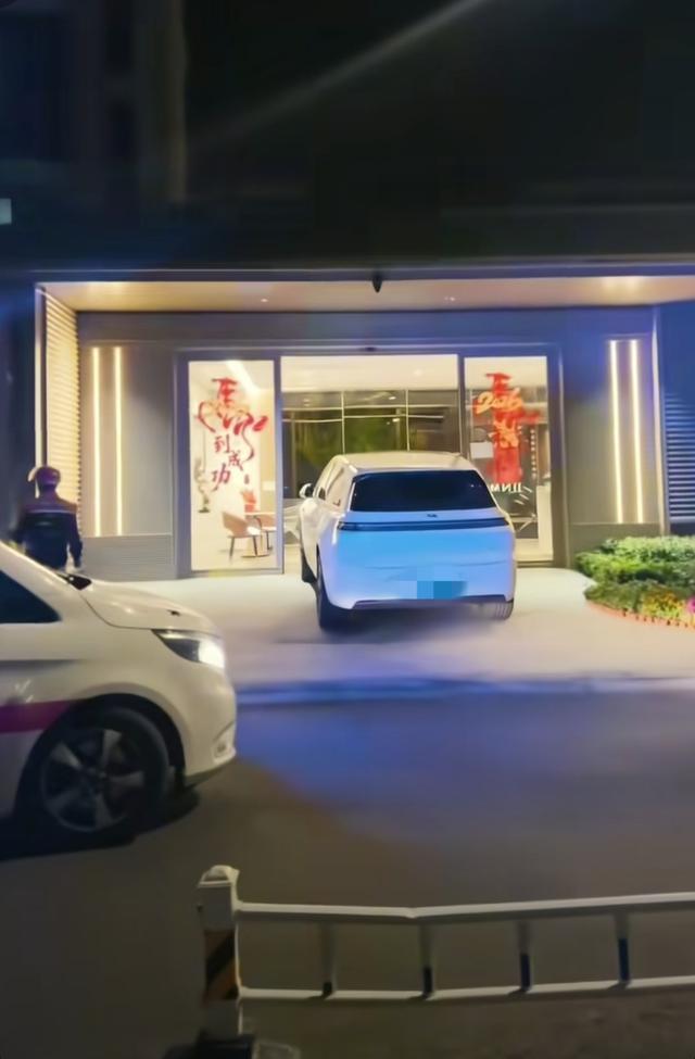 业主车停小区入口堵住120