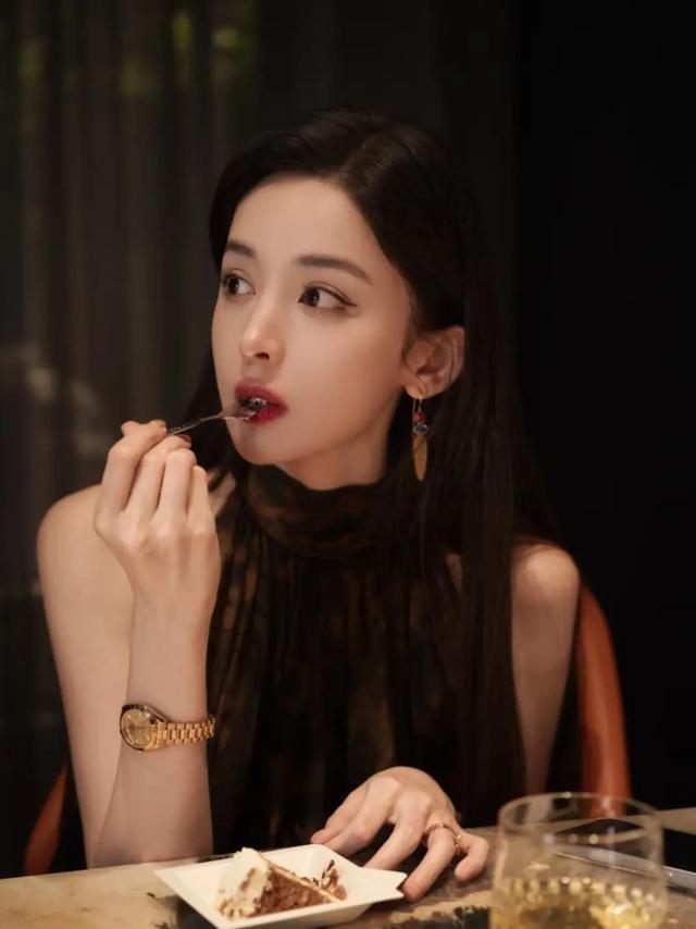 娜扎硬控姆妈一又友圈 母女同框好意思如画