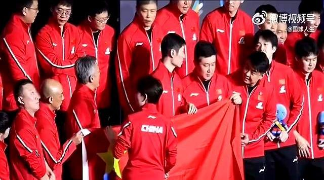 国乒大合照花絮：王楚钦林诗栋谦让C位差点打一架！大头紧紧搂着龙队撒娇 生日惊喜温馨一幕