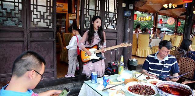 地震失去双腿女子唱歌谋生圈粉百万 坚韧与温柔的歌声