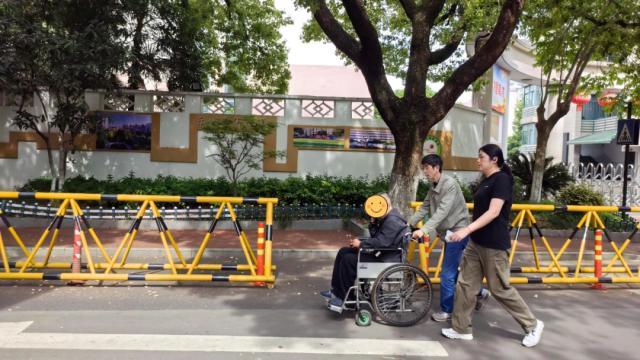 社工发现楼梯拐角有血 救回独居老人 细心巡查挽救生命