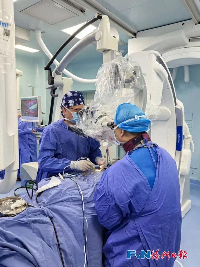医生回应上千条活虫脊柱安家