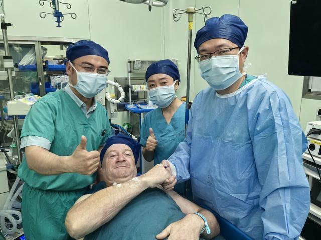 2次飞武汉就医英国男子发声 中国医生太棒了！