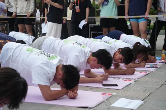 2名同学平板支撑同时破赛会纪录夺冠 武体人的硬实力展现