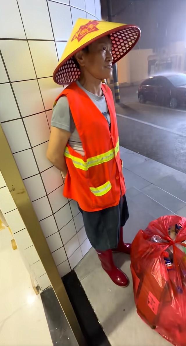 暴雨夜商户老板邀环卫工进店避雨 小善举透大爱