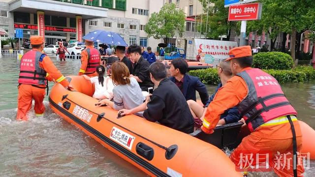 9名消防员用人力搭起“生命桥” 齐心“托举”暖人心