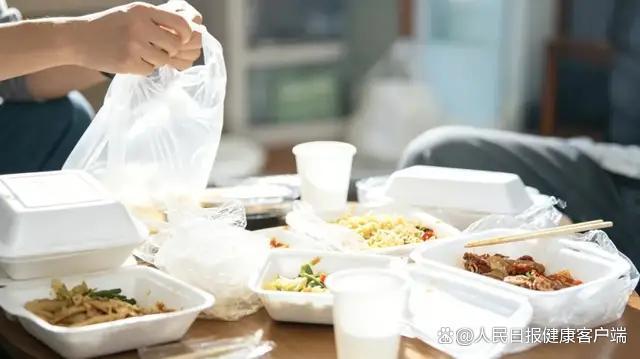 很多人可能每天都在吃塑料刀片