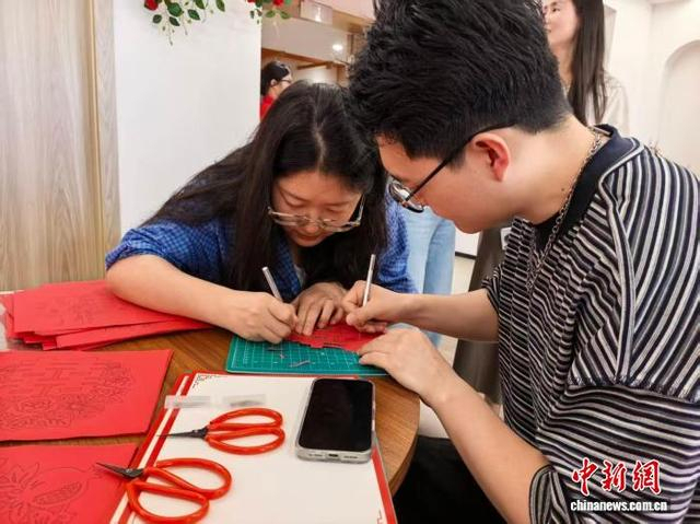 “520”见闻：婚俗千般新 白首一念真 爱在新旧交织中延续