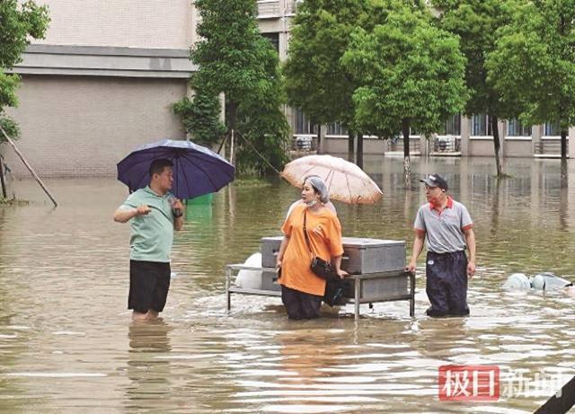暴雨中高校将热饭菜直送宿舍
