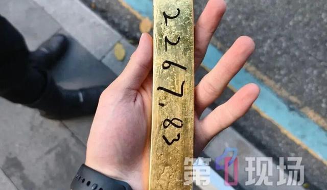 女子在水贝捡十几条黄金首饰后报警 物归原主获赞