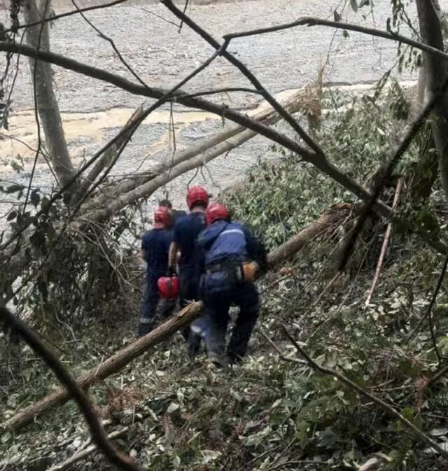 石门洪水部分受灾群众转移难度大搜救难 每前进一步都十分困难