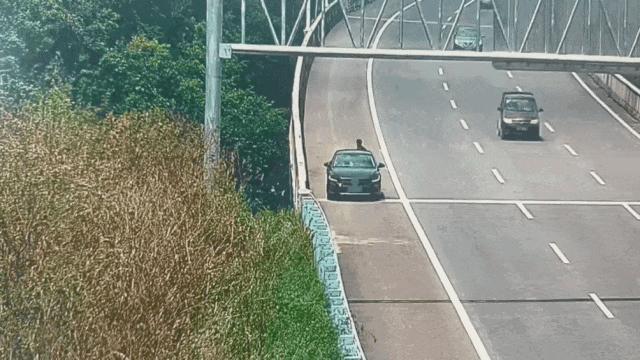 男子高速突发不适 交警隔空救援
