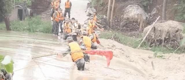中国军人再次“火”出圈 站如松柏展风采