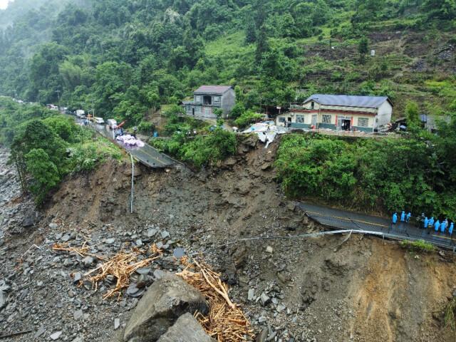 湖南全力应对强降雨公路灾毁
