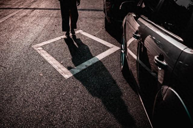 男子忘拉手刹 用手硬顶溜车