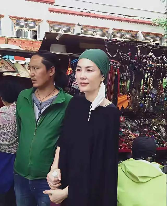 王菲无名指疑似戴了钻戒 锋菲恋好事将近？