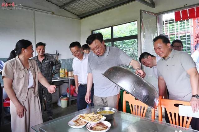 海南省委书记吃住在村调研 深入基层解剖麻雀