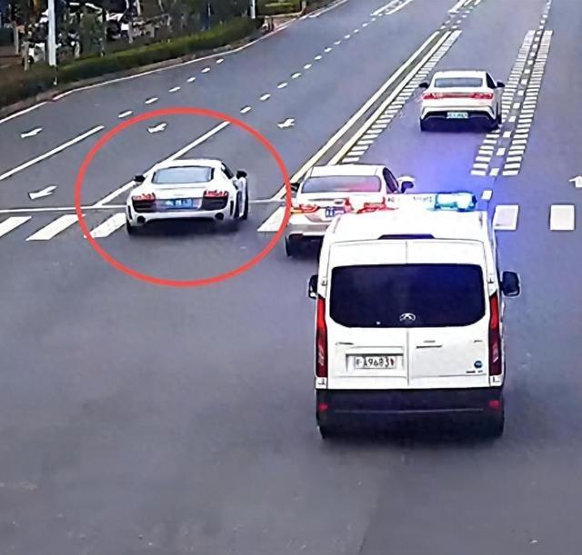 奥迪R8跑车在警车面前逆行“炸街”