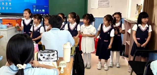 幼儿园小朋友为高三学生送祝福 童真传递力量
