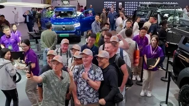 美國(guó)博主來(lái)中國(guó)看電車破防了 中國(guó)電動(dòng)車的震撼真相