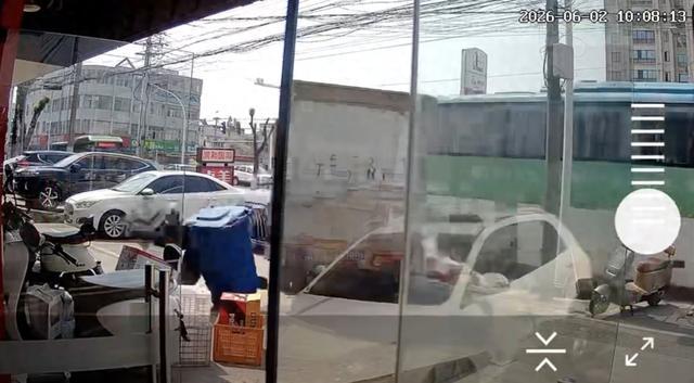 安徽一客车逆行撞上公交车
