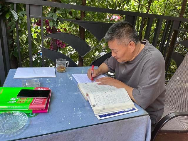 59歲第30次沖鋒:梁實(shí)終于放下了川大 本科是基本要求