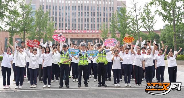 “985”警車應(yīng)援高考現(xiàn)場 創(chuàng)意祝福暖人心